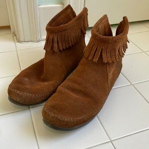Moccasin boots with fringe